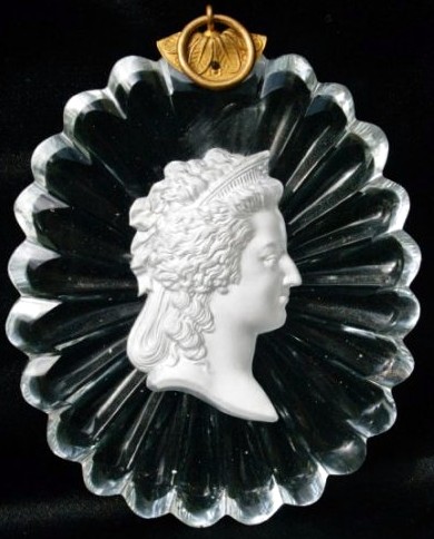 Médaillon en cristallo cérame (sulphite) représentant le profil de la reine MArie Antoinette - Origine : Cristallerie du Creusot début du XIXème siècle.