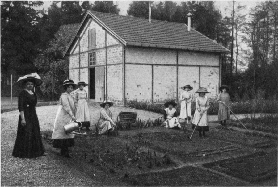 Ecoles ménagères - Cours de jardinage