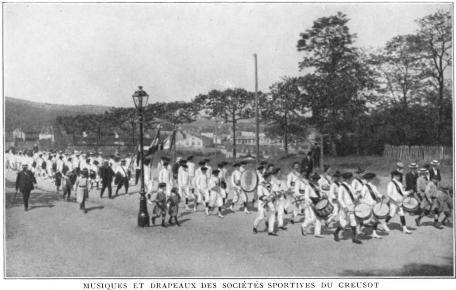 Musiques et drapeaux des sociétés sportives du Creusot