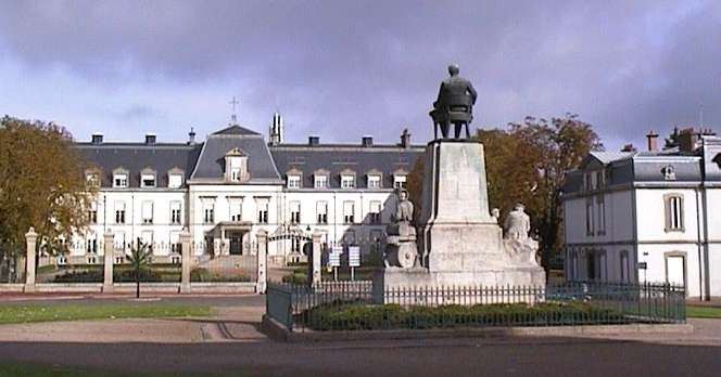 Statue d'Henri Schneider. En arrière plan, l'Hôtel Dieu
