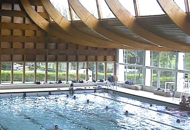 la piscine du Creusot offre plusieurs bassins (en intérieur et extérieur) qui sont à la disposition du public, des scolaires clubs et associations.